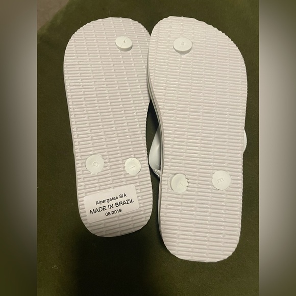 NEW Havaianas Flip Flops - Picture 3 of 3
